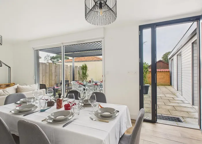 Confort Pour 6 A 800 M De La 別荘